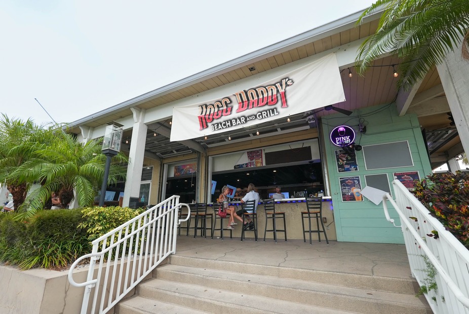 Hogg Daddy's Beach Bar & Grill